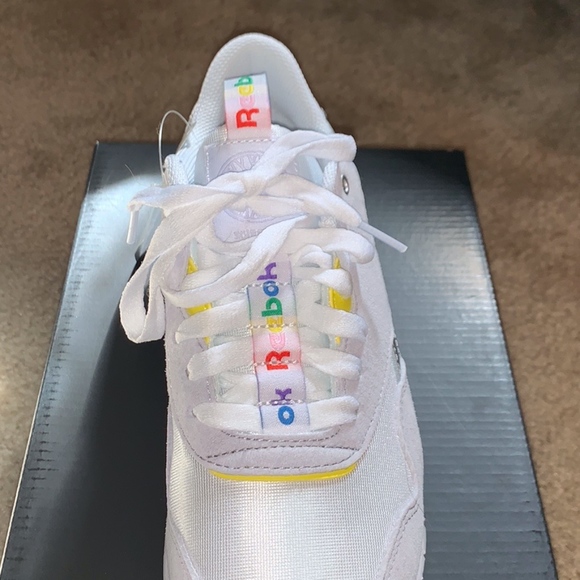 New In Box!  Size 7 Reebok Classics - Picture 2 of 5